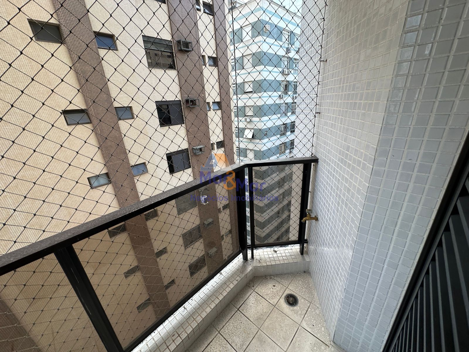 Apartamento na Praia das Pitangueiras, Guarujá - SP