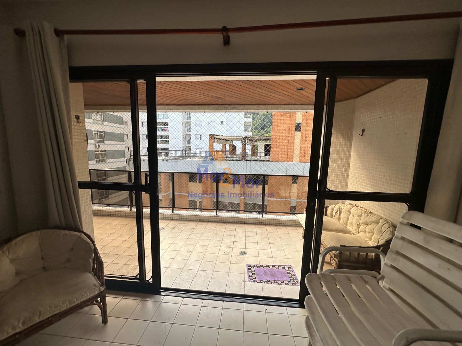 Apartamento na Praia das Pitangueiras, Guarujá - SP