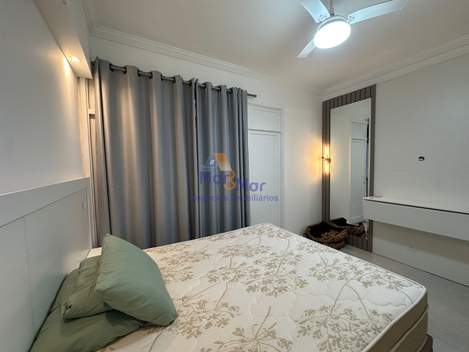 Apartamento na Praia das Pitangueiras, Guarujá - SP