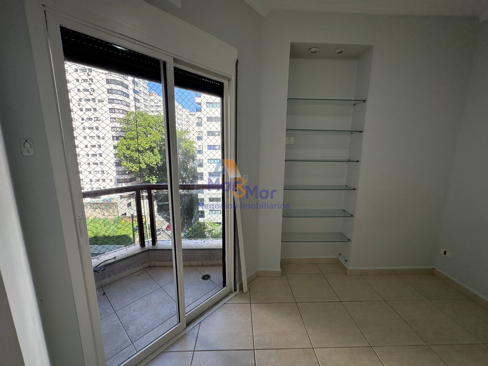 Apartamento na Praia das Pitangueiras, Guarujá - SP